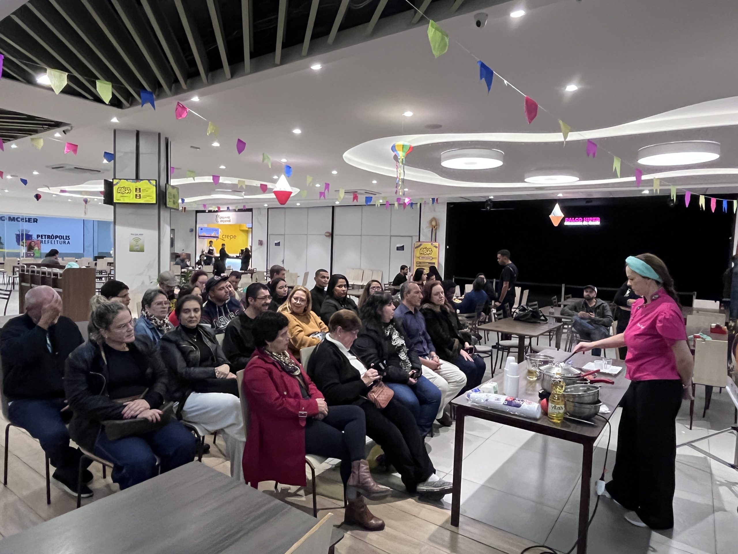Oficinas do Festival de Fondue reúnem amantes da boa mesa interagindo com os chefs