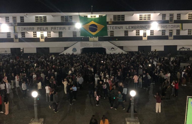 Soldados do 32º BIL Mth recebem a Boina Cinza e o Brevê de Montanha