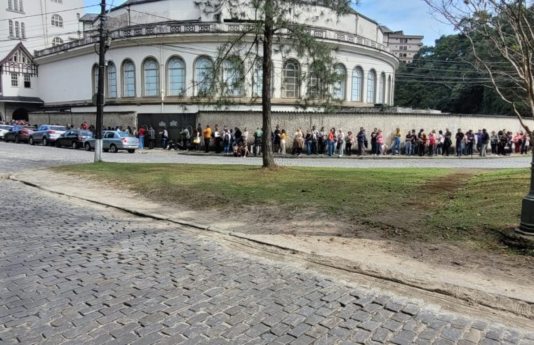 Petropolitanos esperam cerca de 8 horas na fila para comprar ingressos para o Festival Sesc de Inverno
