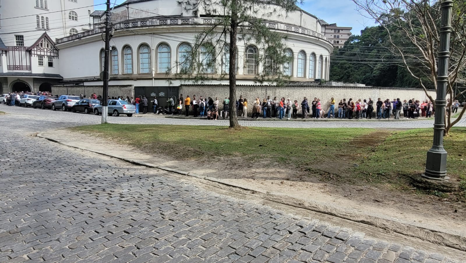 Petropolitanos esperam cerca de 8 horas na fila para comprar ingressos para o Festival Sesc de Inverno