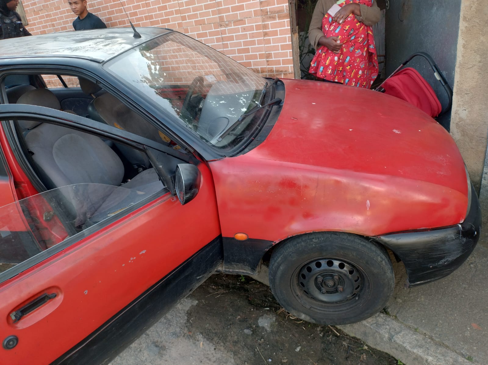 Menor é apreendido por dirigir e atropelar carrinho de bebê, em Petrópolis