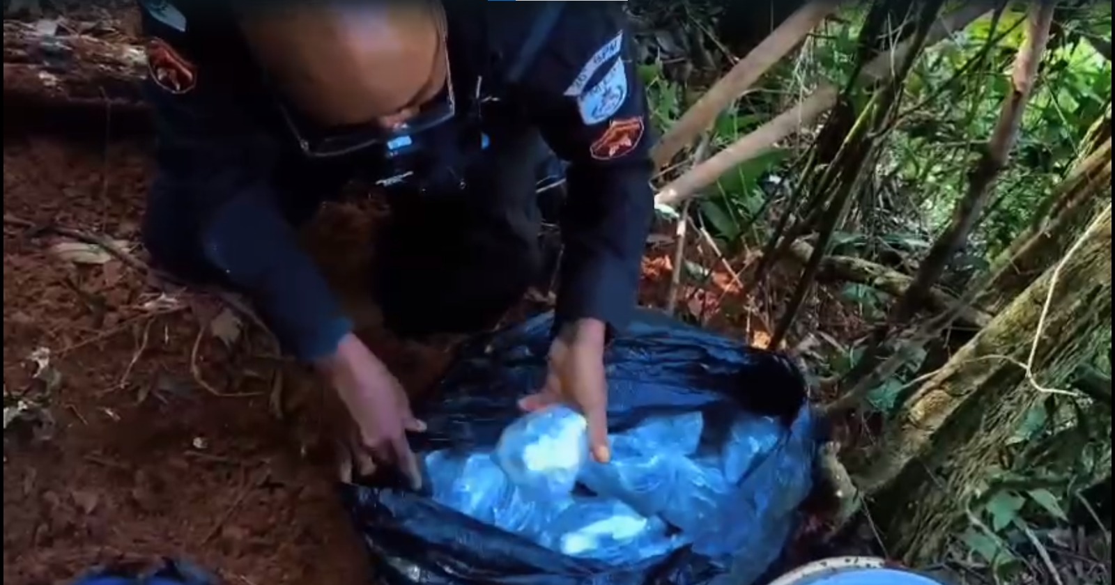 Mais de duas mil cápsulas de cocaína e 2,1 mil tiras de maconha são apreendidas no Vale da Lua, em Petrópolis