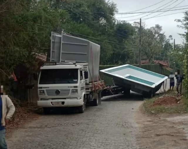Piscina se desprende de caminhão e trânsito fica interrompido no Loteamento Samambaia