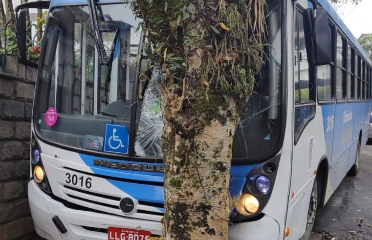 Acidente envolvendo um ônibus da Viação Cidade das Hortênsias deixa ao menos 10 feridos, em Petrópolis