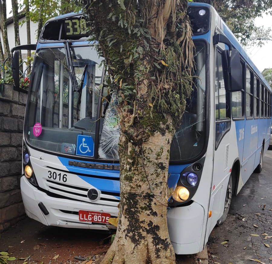 Acidente envolvendo um ônibus da Viação Cidade das Hortênsias deixa ao menos 10 feridos, em Petrópolis