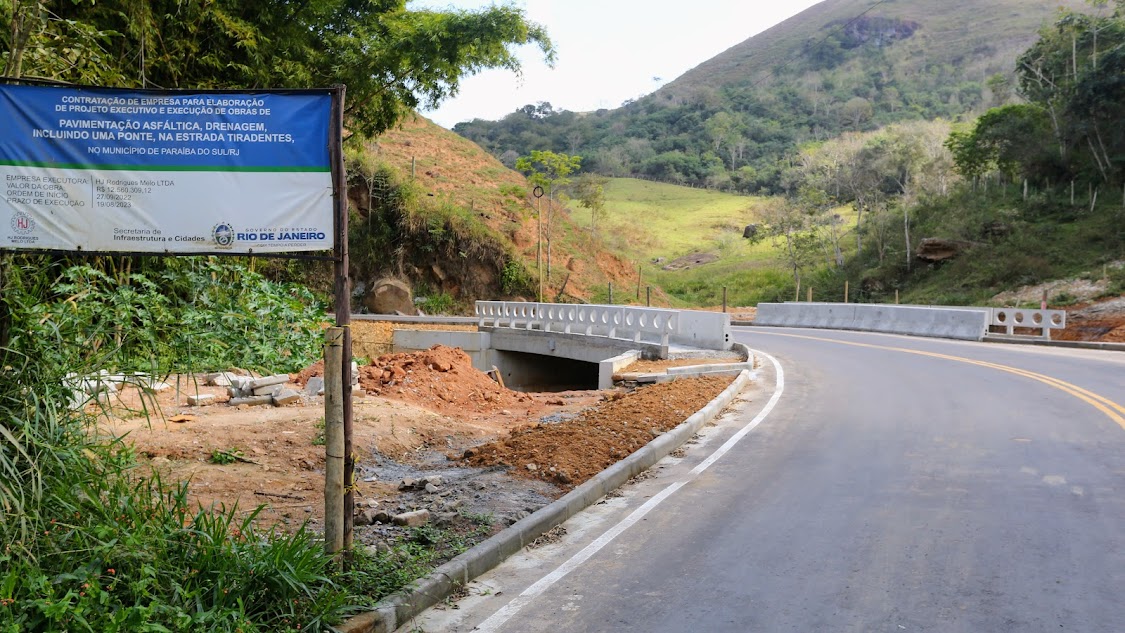 Cláudio Castro entrega obras de pavimentação e drenagem na Estrada Tiradentes, em Paraíba do Sul