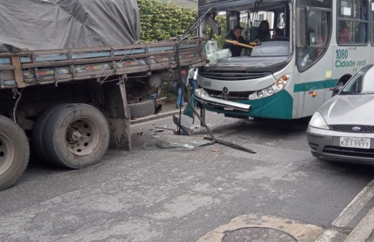 Colisão entre ônibus e caminhão causa transtorno no trânsito em Petrópolis