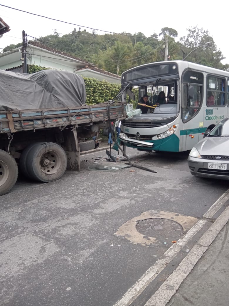 Colisão entre ônibus e caminhão causa transtorno no trânsito em Petrópolis