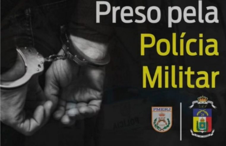 Homem “empina” moto passando por viatura da PM e é preso