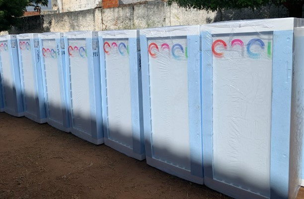 ENEL entrega 50 geladeiras eficientes para famílias afetaadas pelas chuvas de março em Teresópolis