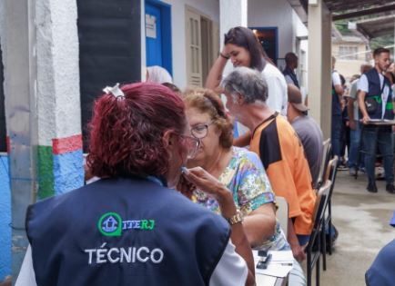 150 famílias de Teresópolis recebem registros de imóveis
