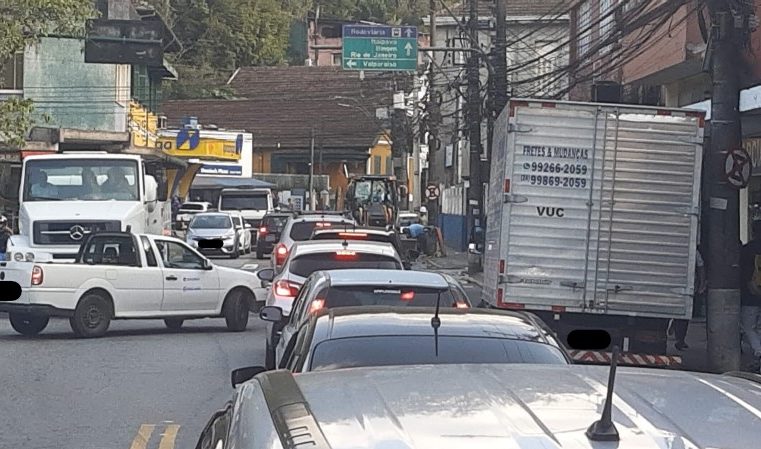 Obra da Águas do Imperador em Petrópolis congestiona o trânsito de acesso ao Centro