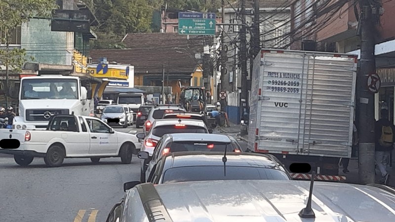 Obra da Águas do Imperador em Petrópolis congestiona o trânsito de acesso ao Centro