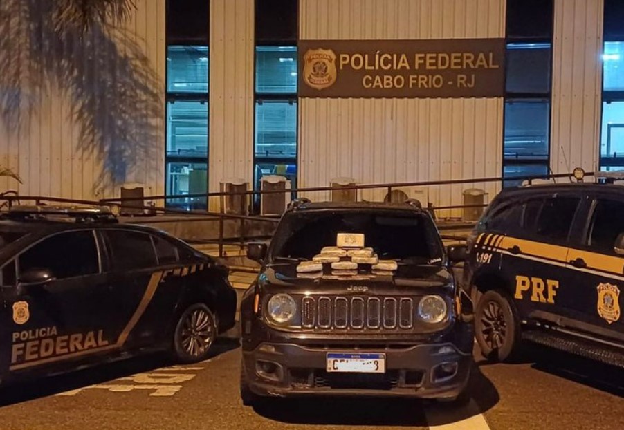 PRF e PF apreendem aproximadamente 5 quilos de drogas em São Pedro da Aldeia/RJ