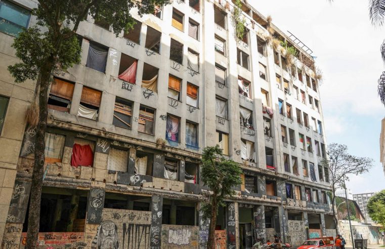 Cerca de 2,4 mil famílias ocupam imóveis abandonados no centro do Rio