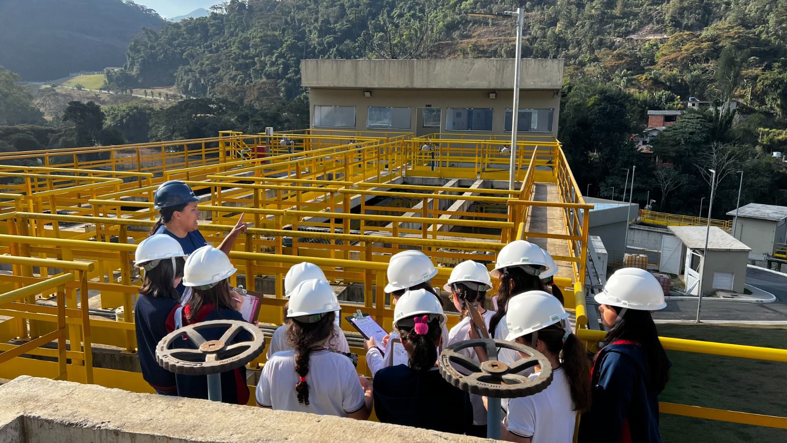 Alunos do Colégio Vicentino Santa Isabel visitam ETE Piabanha e ETA Araras em Petrópolis