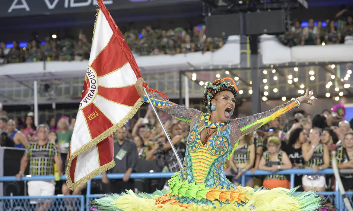 Escolas de samba do Rio apresentam hoje enredos para 2025