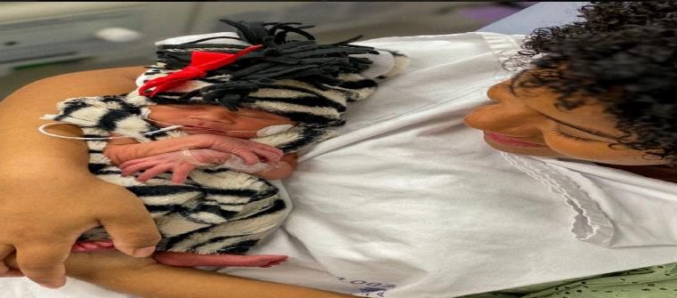 Agosto Dourado: ensaio fotográfico com bebês prematuros vestidos de mamíferos reforça a importância da amamentação