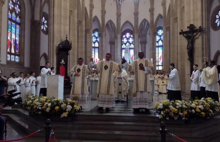 Dom Joel ordena três diáconos para Diocese de Petrópolis