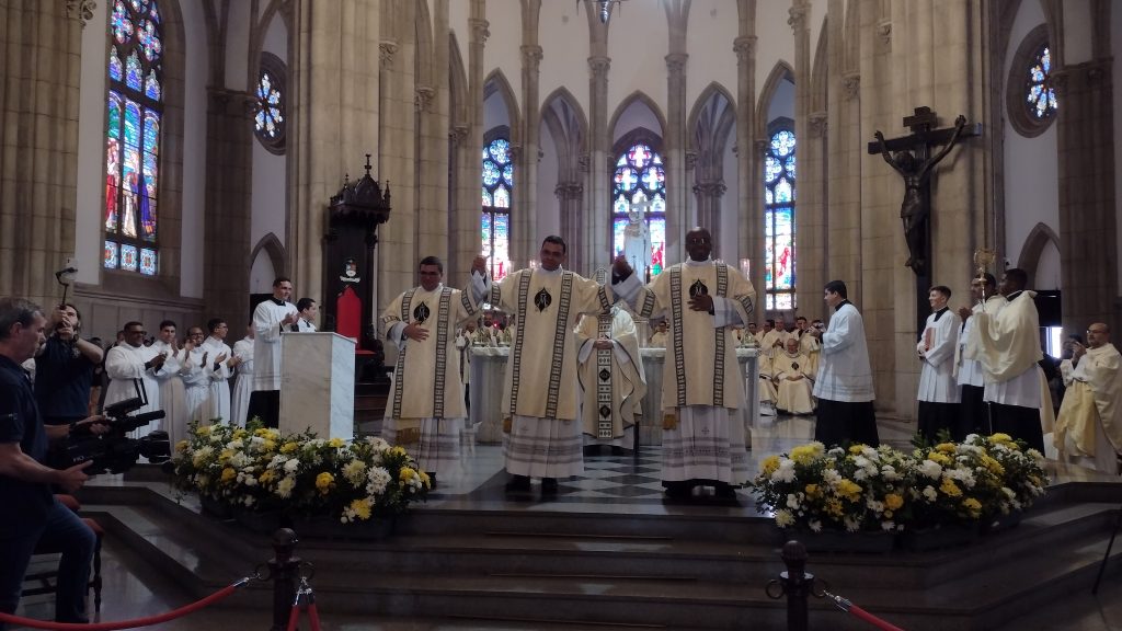Dom Joel ordena três diáconos para Diocese de Petrópolis