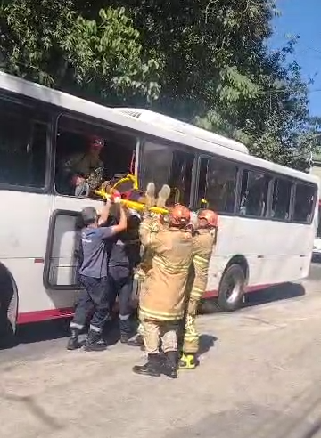 Cinco pessoas ficam feridas em acidente envolvendo ônibus da Petro Ita