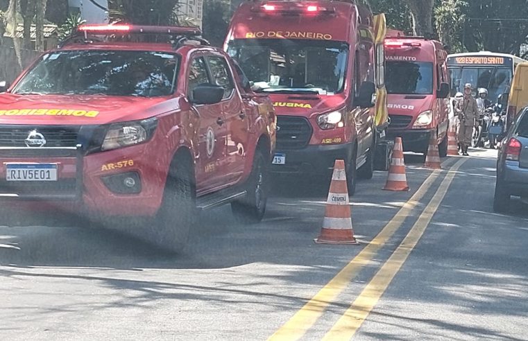 Acidente entre moto e carro é registrado na Rua Washington Luiz em Petrópolis