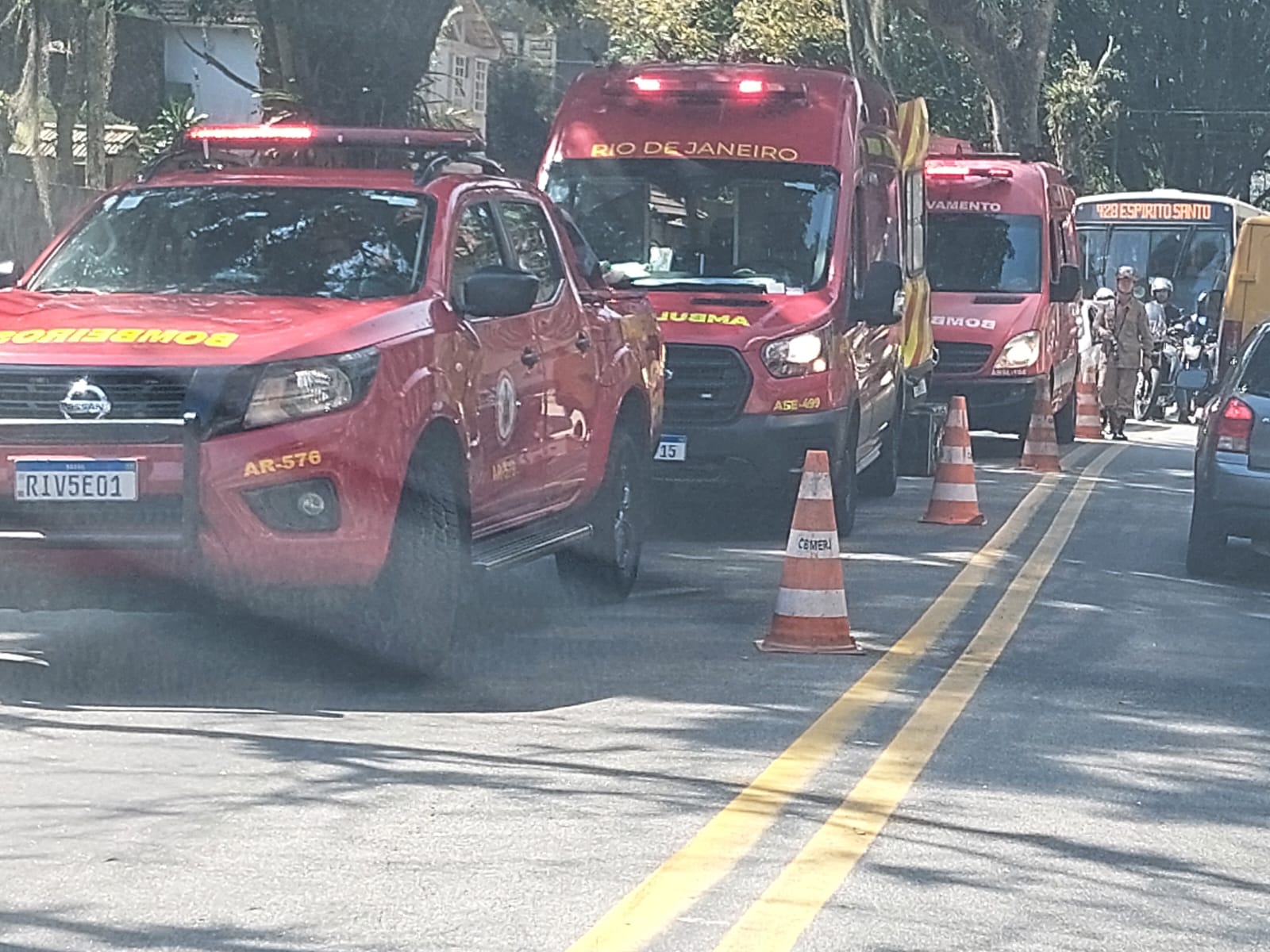 Acidente entre moto e carro é registrado na Rua Washington Luiz em Petrópolis