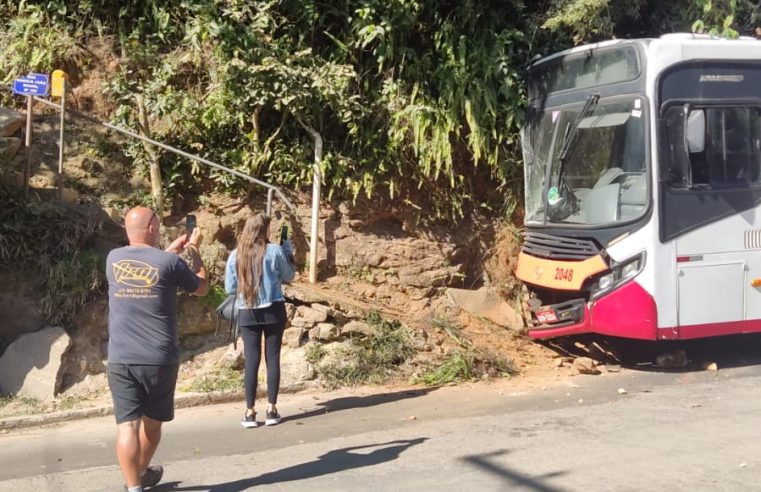 Ônibus da Petro Ita perde freio e bate em barranco no Independência nesta quinta-feira