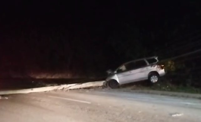 Automóvel derruba poste na Dr Paulo Hervê, no Bingen