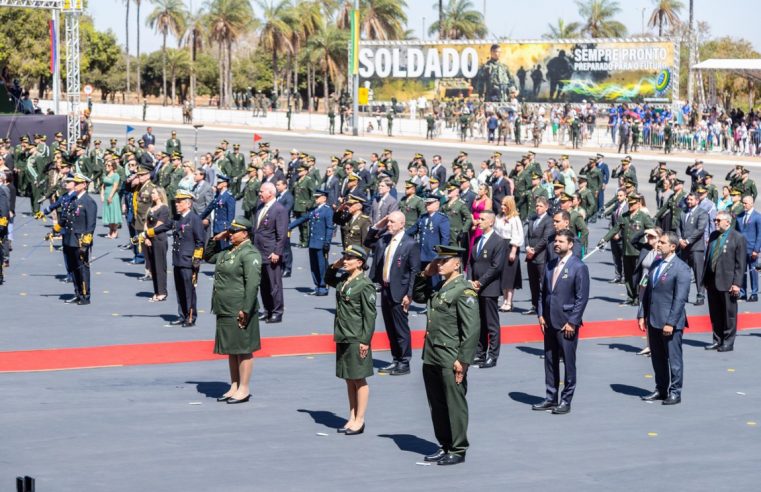 Ministro da Defesa prestigia cerimônia do Dia do Soldado