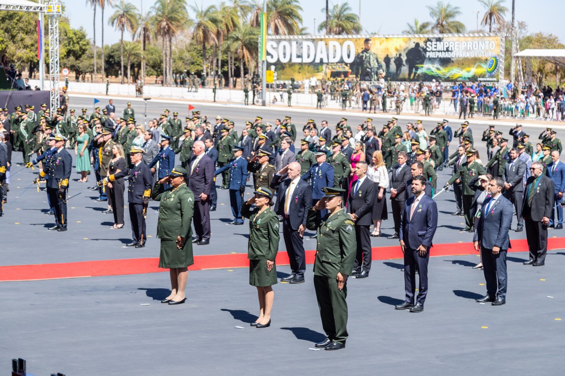 Ministro da Defesa prestigia cerimônia do Dia do Soldado
