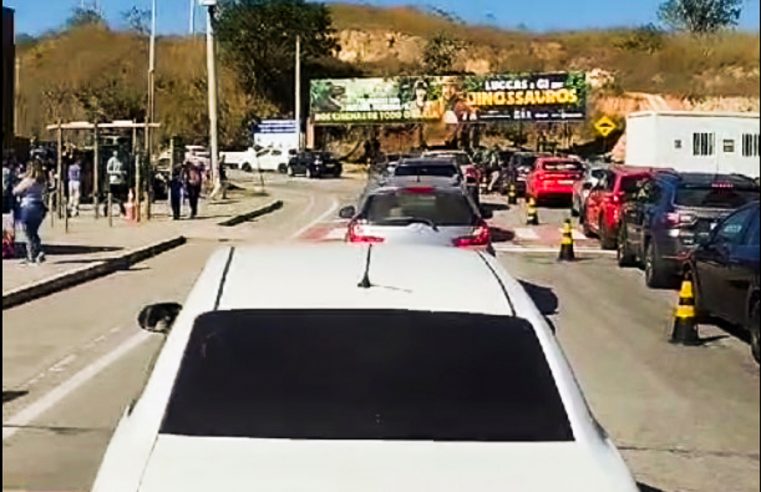 MPRJ atua para solucionar congestionamento causado pelo Parque dos Dinossauros, em Miguel Pereira