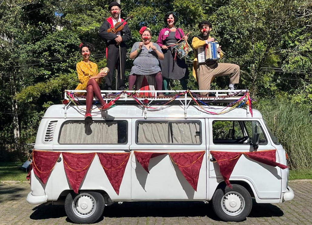 Espetáculo circense “Fanfarra Komboio” circula pelo interior do RJ em uma kombi
