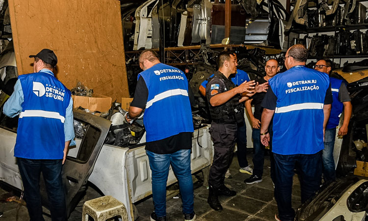 DETRAN.RJ apreende peças de veículos sem procedência em ferro-velho fechado pela Polícia Civil em Bangu