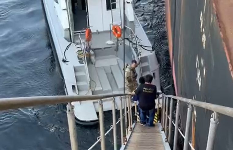 Imigrantes clandestinos são resgatados pela Polícia Federal em navio cargueiro