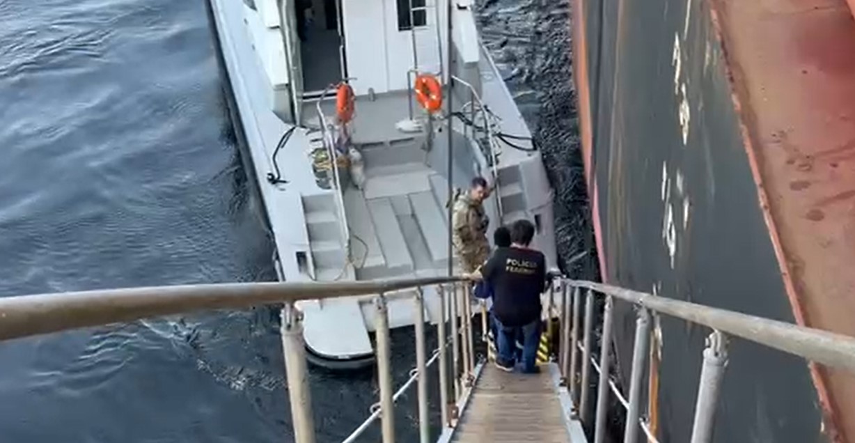 Imigrantes clandestinos são resgatados pela Polícia Federal em navio cargueiro