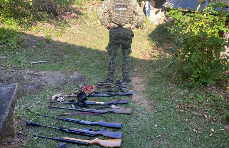 Armas de fogo e munições são apreendidas pela 5ª UPAm em Cachoeiras de Macacu, após denúncia de caça ilegal de animais feita ao Linha Verde 