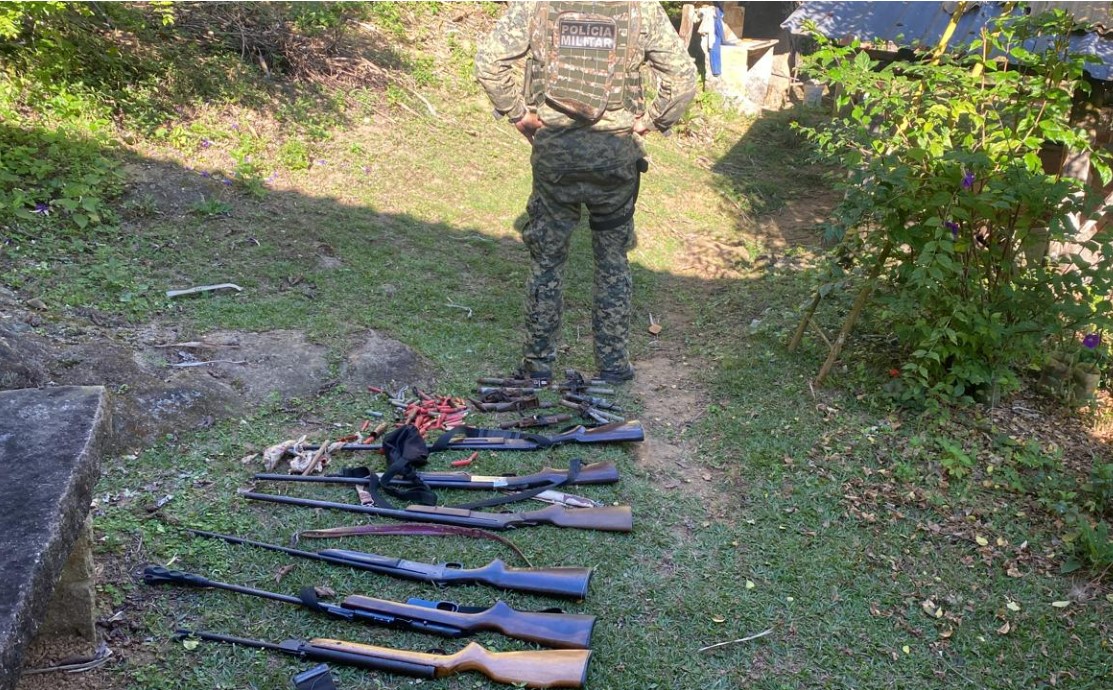 Armas de fogo e munições são apreendidas pela 5ª UPAm em Cachoeiras de Macacu, após denúncia de caça ilegal de animais feita ao Linha Verde