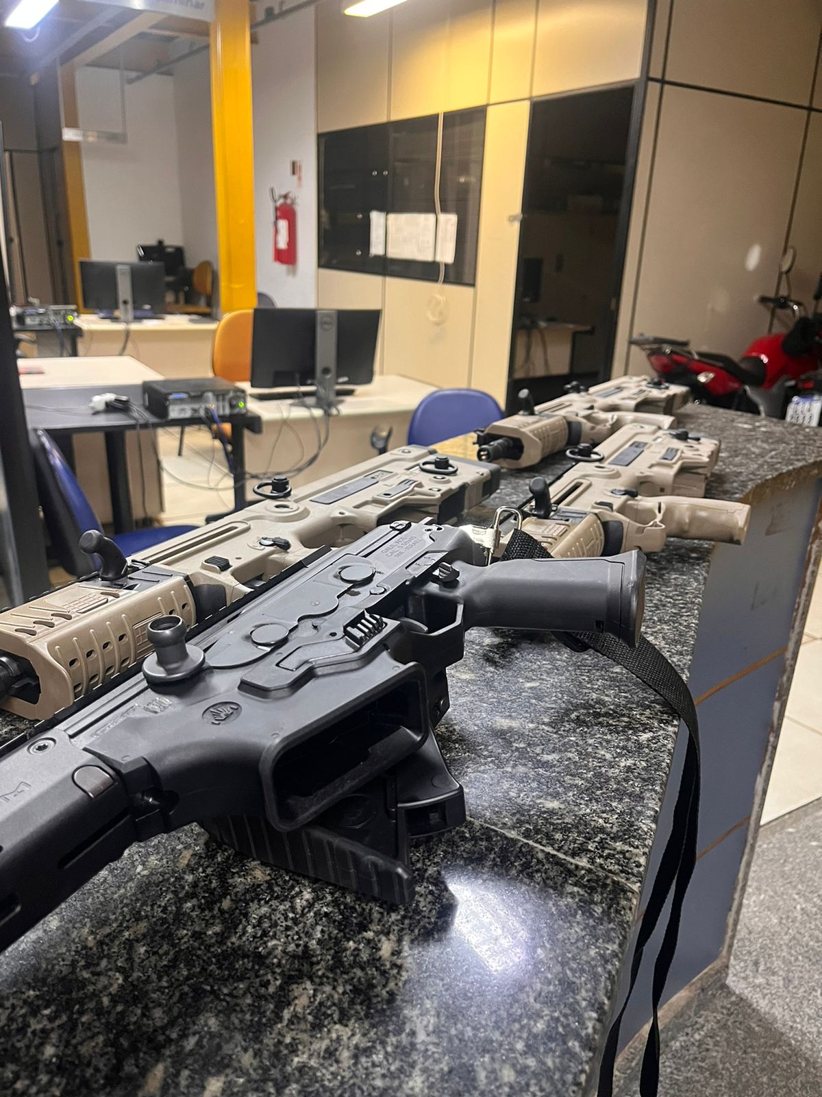 PRF apreende fuzis, carregadores e munições na Rodovia Presidente Dutra