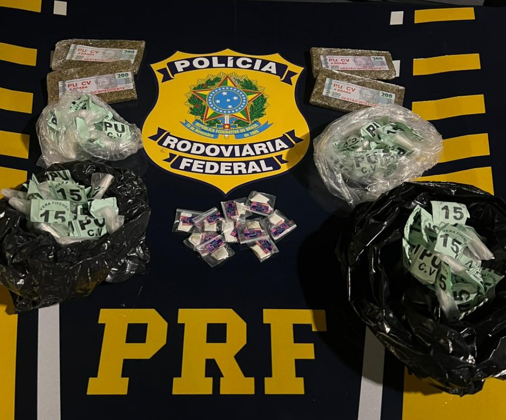 PRF intercepta veículo com maconha, cocaína e haxixe em Petrópolis