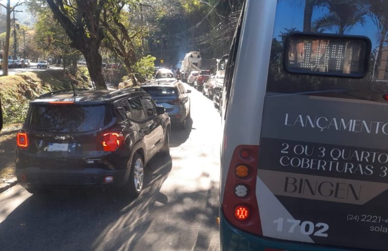 Obra da Águas do Imperador causa congestionamento em direção ao Centro de Petrópolis mais uma vez