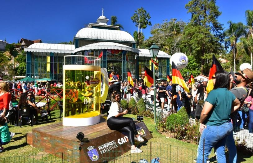 Artistas que atuaram na Bauernfest 2024 reclamam de atrasos nos pagamentos