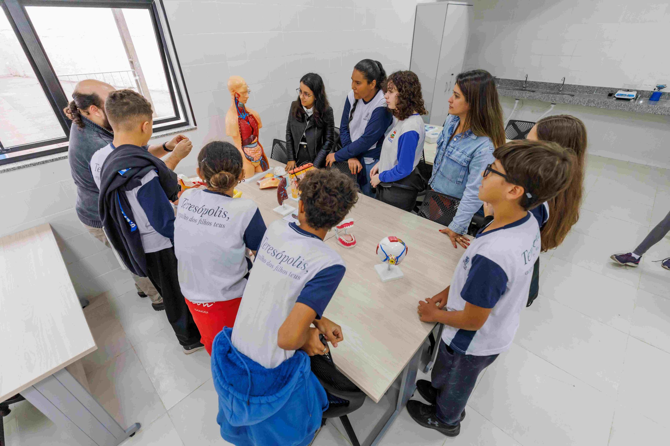 Prefeitura de Teresópolis e Governo do Estado inauguram Laboratório de Iniciação Científica Intramuros na Escola Municipal Sakurá