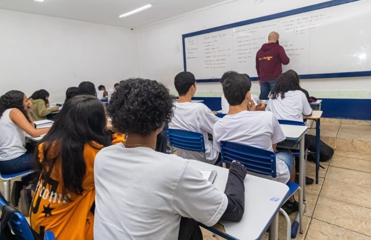 Governo do Estado convoca 2.500 professores para fazer a migração para 30 horas semanais