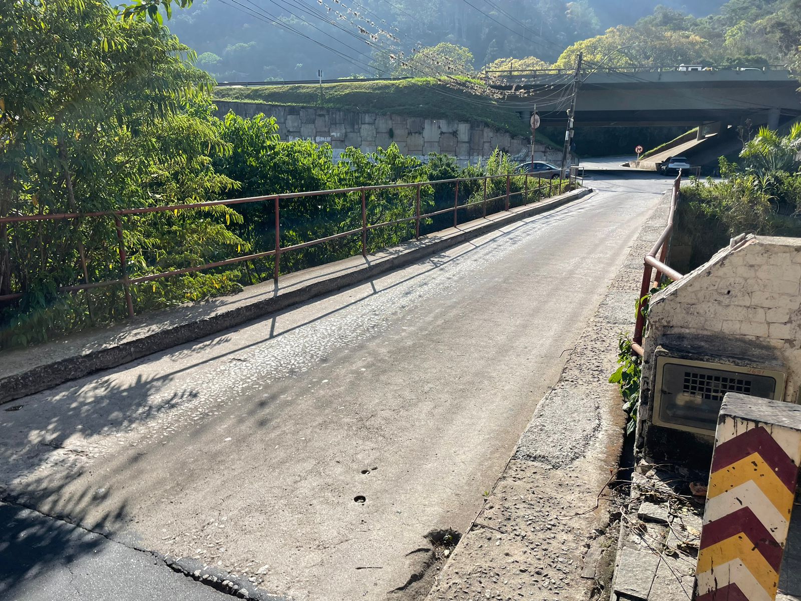 Acessos entre BR-040 e União e Indústria mostram precariedade e improviso