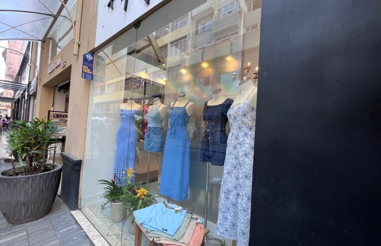Varejo já aposta na moda primavera-verão 2024 e vitrines estampam a nova estação