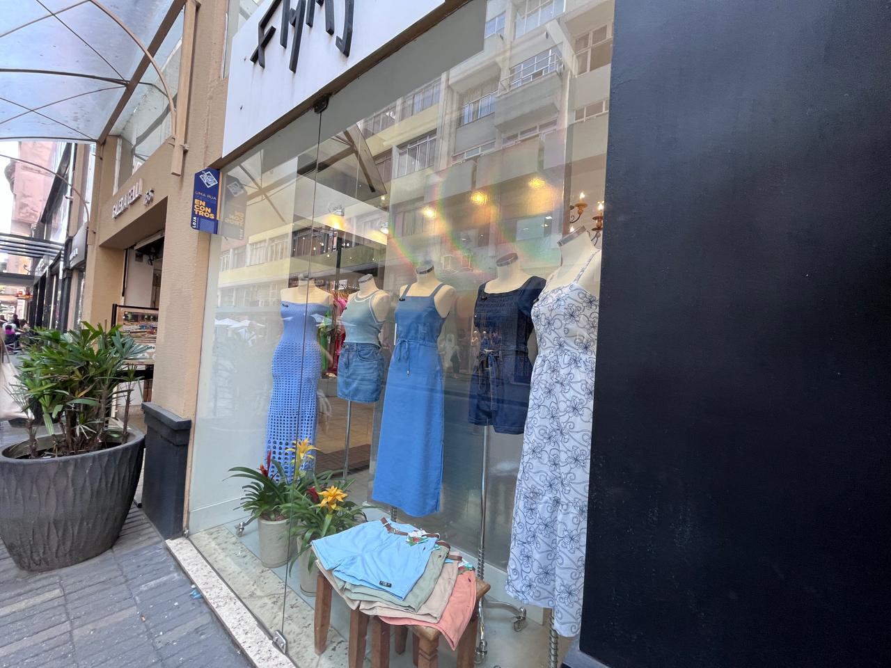 Varejo já aposta na moda primavera-verão 2024 e vitrines estampam a nova estação