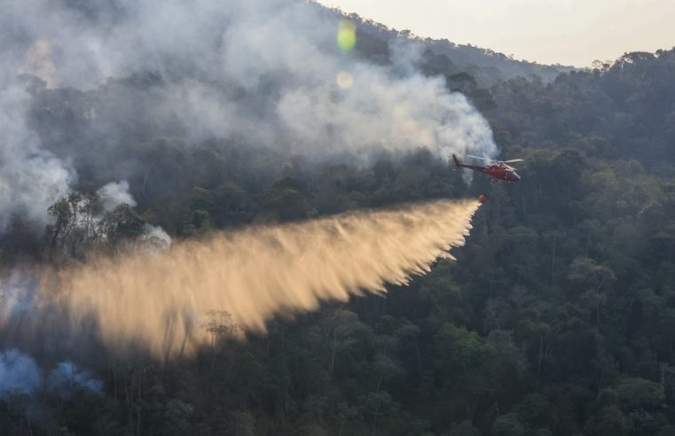 União de esforços busca conter incêndio na Serra dos Órgãos, no Rio