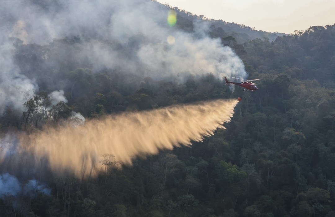 União de esforços busca conter incêndio na Serra dos Órgãos, no Rio