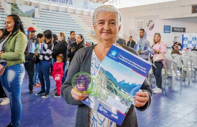 Teresópolis entrega os registros de imóveis a mais 500 famílias do Caleme e a 91 moradores de Santa Cecília